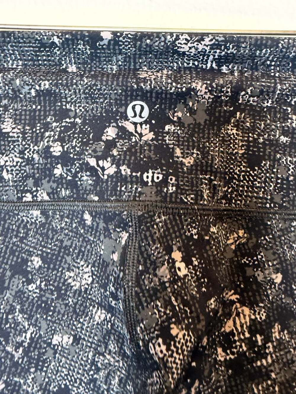 Lululemon Align High-Rise Pant 25" in Black/White Micro Grid Mosaic Print Size 4 - Picture 3 of 4